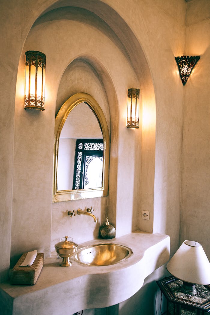 Accueil 4 Luxurious Moroccan-style bathroom with arched niches and golden accents for an upscale ambiance.
